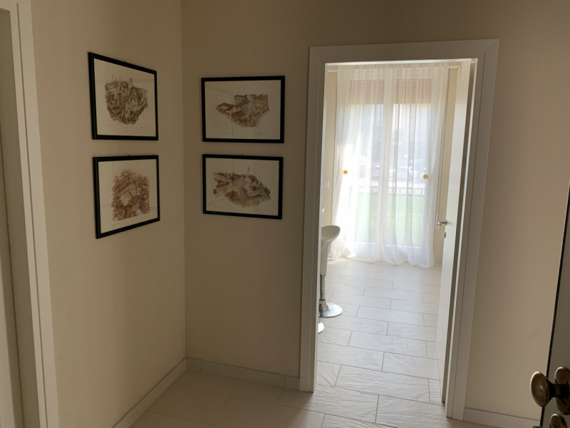 In contesto residenziale comodo a tutti i principali servizi, proponiamo in locazione per uso TRA...