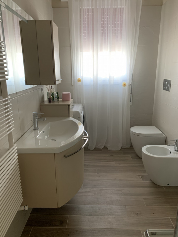 In contesto residenziale comodo a tutti i principali servizi, proponiamo in locazione per uso TRA...