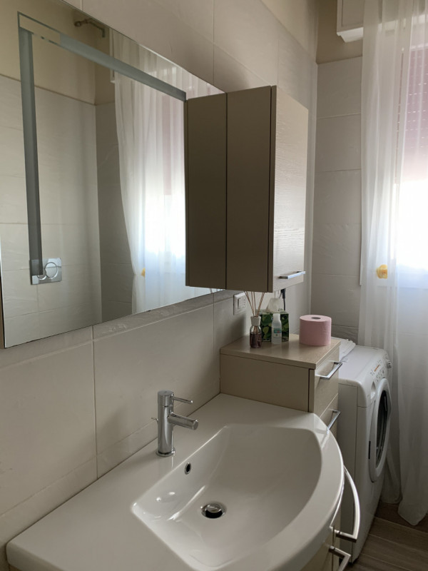 In contesto residenziale comodo a tutti i principali servizi, proponiamo in locazione per uso TRA...