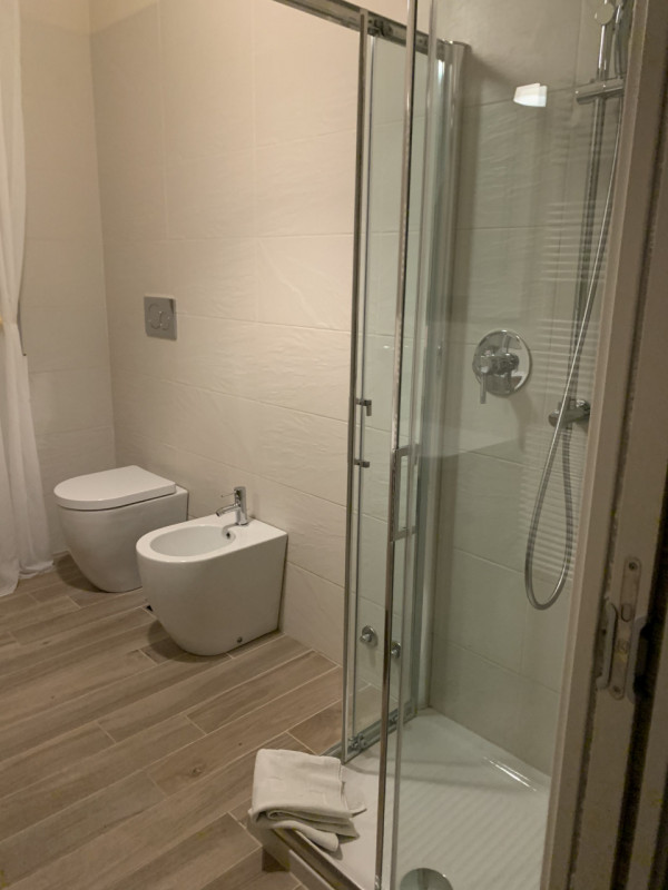 In contesto residenziale comodo a tutti i principali servizi, proponiamo in locazione per uso TRA...