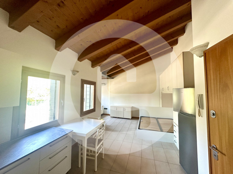 Scopri questo signorile monolocale di 40 mq, situato al primo ed ultimo piano di una palazzina el...