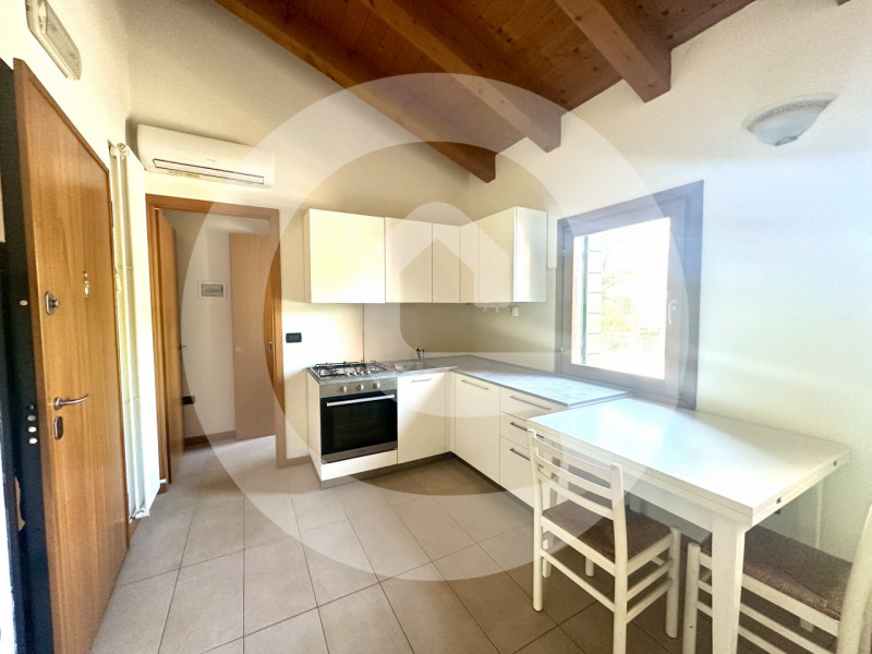 Scopri questo signorile monolocale di 40 mq, situato al primo ed ultimo piano di una palazzina el...