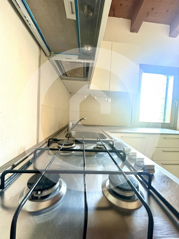 Scopri questo signorile monolocale di 40 mq, situato al primo ed ultimo piano di una palazzina el...