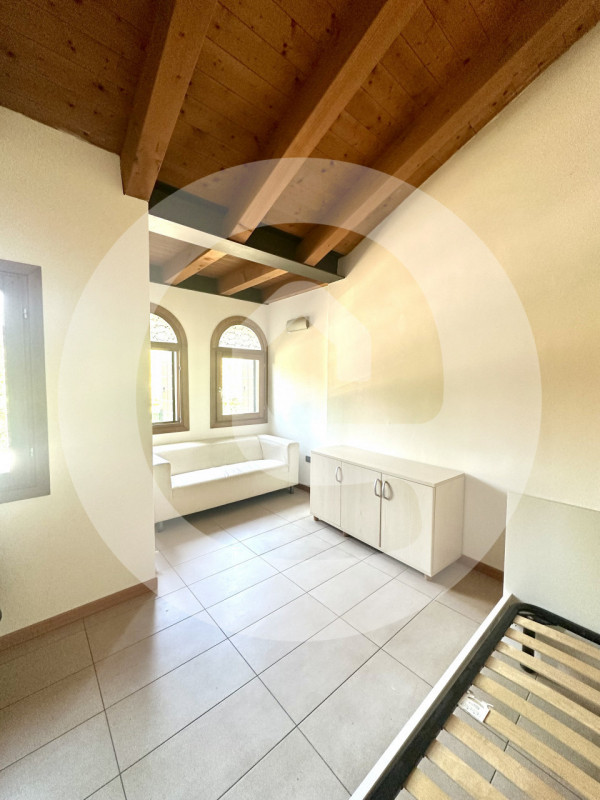 Scopri questo signorile monolocale di 40 mq, situato al primo ed ultimo piano di una palazzina el...