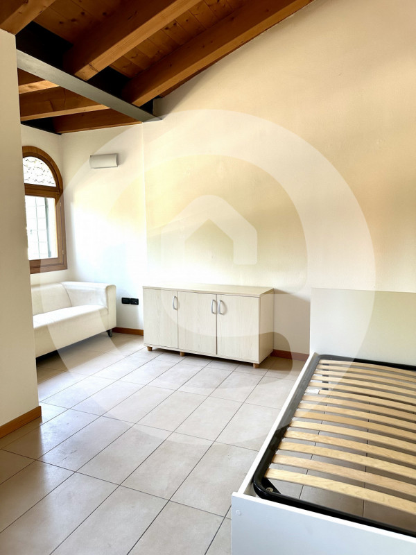 Scopri questo signorile monolocale di 40 mq, situato al primo ed ultimo piano di una palazzina el...