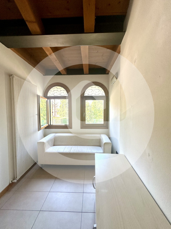 Scopri questo signorile monolocale di 40 mq, situato al primo ed ultimo piano di una palazzina el...