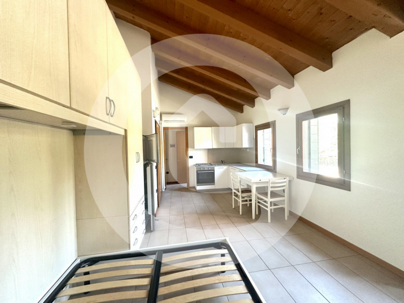 Scopri questo signorile monolocale di 40 mq, situato al primo ed ultimo piano di una palazzina el...