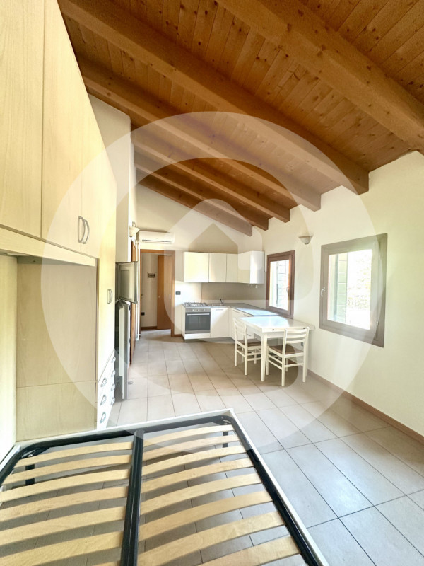 Scopri questo signorile monolocale di 40 mq, situato al primo ed ultimo piano di una palazzina el...