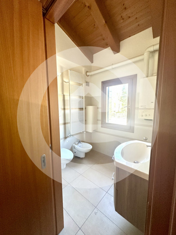 Scopri questo signorile monolocale di 40 mq, situato al primo ed ultimo piano di una palazzina el...