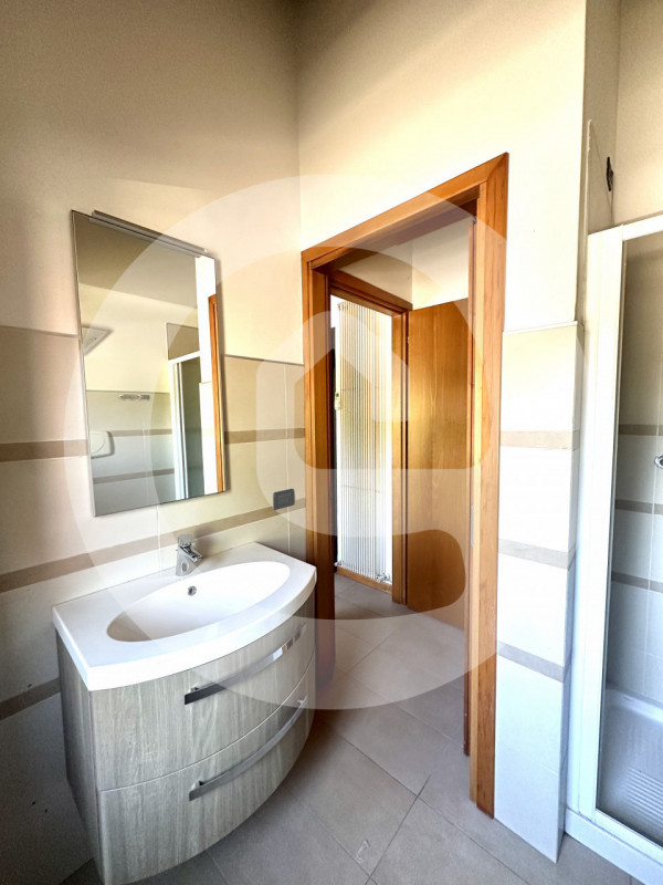 Scopri questo signorile monolocale di 40 mq, situato al primo ed ultimo piano di una palazzina el...