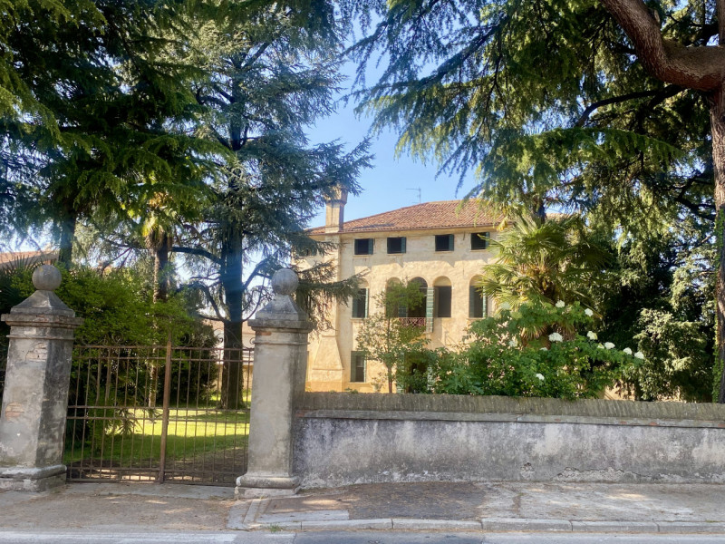 La bellissima ed elegante residenza signorile di campagna apparteneva a una nobile famiglia di Tr...