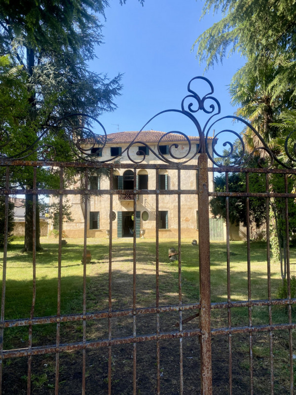 La bellissima ed elegante residenza signorile di campagna apparteneva a una nobile famiglia di Tr...