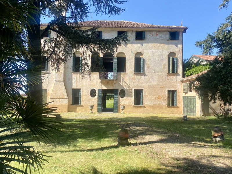 La bellissima ed elegante residenza signorile di campagna apparteneva a una nobile famiglia di Tr...
