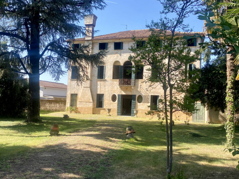 La bellissima ed elegante residenza signorile di campagna apparteneva a una nobile famiglia di Tr...