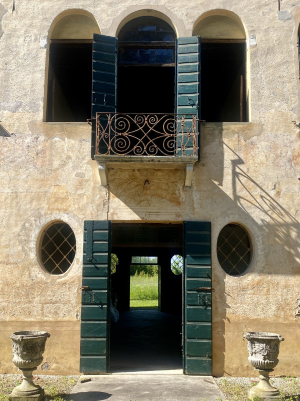 La bellissima ed elegante residenza signorile di campagna apparteneva a una nobile famiglia di Tr...