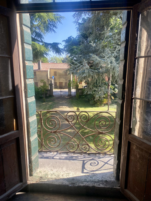 La bellissima ed elegante residenza signorile di campagna apparteneva a una nobile famiglia di Tr...