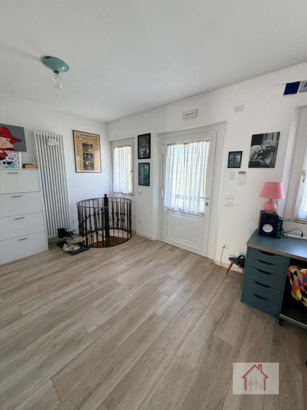 CASA SINGOLA SU DUE PIANI NELLA ZONA DI SANTI ANGELI
Nel cuore del Montello, nella rinomata e tra...