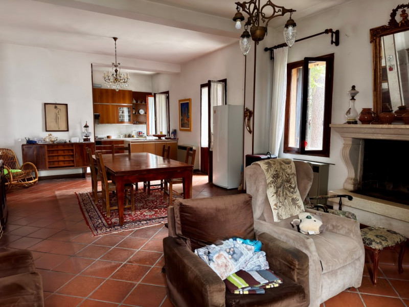 COMPOSIZIONE:
Proponiamo in vendita elegante Villa storica, caratterizzata da spazi ampi e ben di...