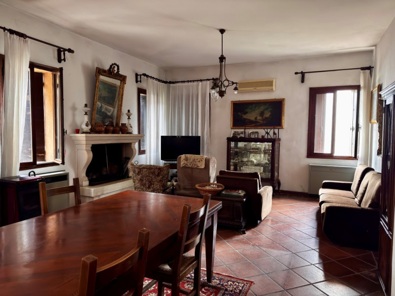 COMPOSIZIONE:
Proponiamo in vendita elegante Villa storica, caratterizzata da spazi ampi e ben di...