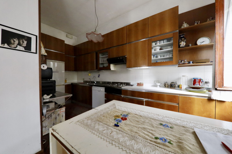 COMPOSIZIONE:
Proponiamo in vendita elegante Villa storica, caratterizzata da spazi ampi e ben di...