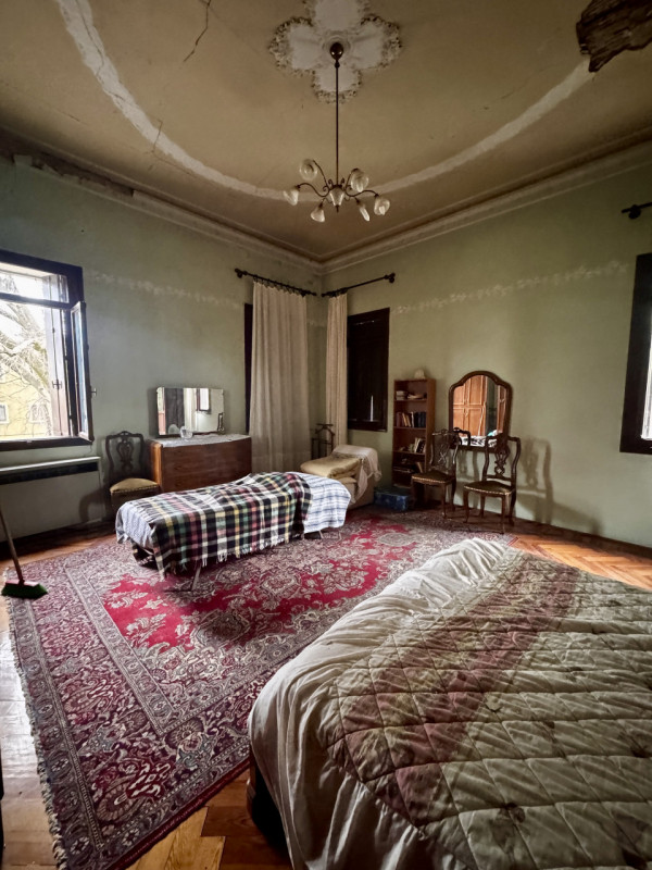 COMPOSIZIONE:
Proponiamo in vendita elegante Villa storica, caratterizzata da spazi ampi e ben di...