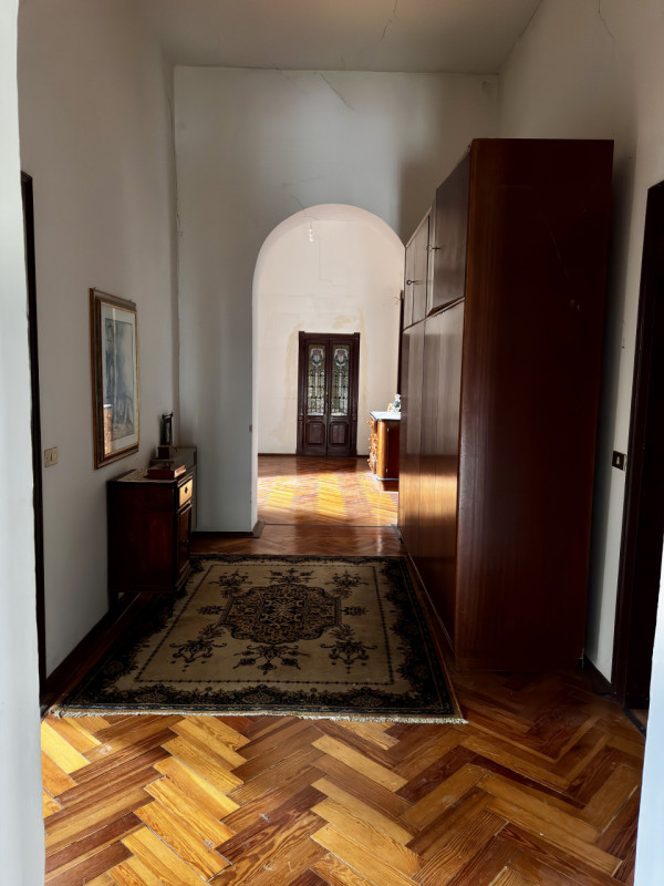 COMPOSIZIONE:
Proponiamo in vendita elegante Villa storica, caratterizzata da spazi ampi e ben di...