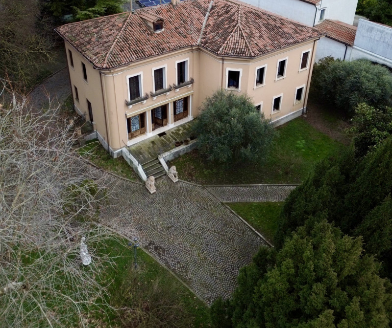 COMPOSIZIONE:
Proponiamo in vendita elegante Villa storica, caratterizzata da spazi ampi e ben di...