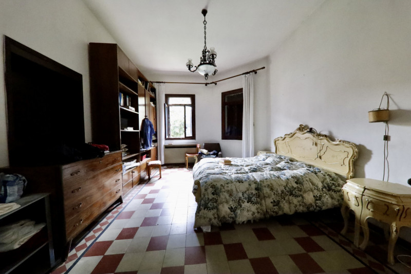 COMPOSIZIONE:
Proponiamo in vendita elegante Villa storica, caratterizzata da spazi ampi e ben di...