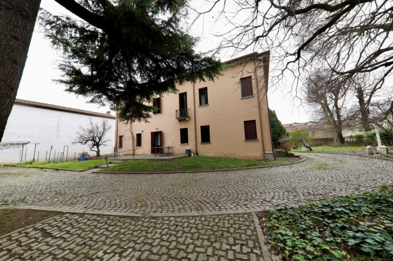 COMPOSIZIONE:
Proponiamo in vendita elegante Villa storica, caratterizzata da spazi ampi e ben di...