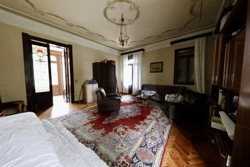 COMPOSIZIONE:
Proponiamo in vendita elegante Villa storica, caratterizzata da spazi ampi e ben di...