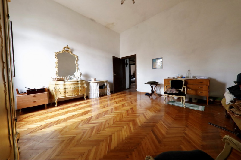 COMPOSIZIONE:
Proponiamo in vendita elegante Villa storica, caratterizzata da spazi ampi e ben di...