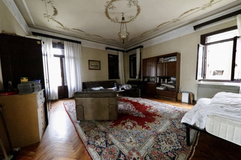COMPOSIZIONE:
Proponiamo in vendita elegante Villa storica, caratterizzata da spazi ampi e ben di...