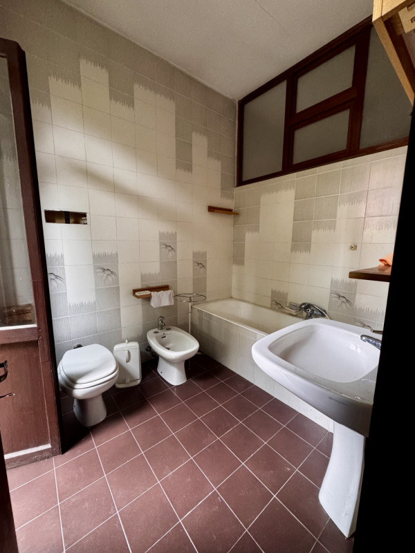 COMPOSIZIONE:
Proponiamo in vendita elegante Villa storica, caratterizzata da spazi ampi e ben di...