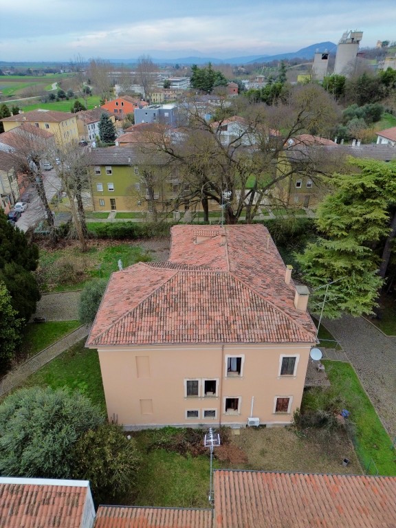 COMPOSIZIONE:
Proponiamo in vendita elegante Villa storica, caratterizzata da spazi ampi e ben di...