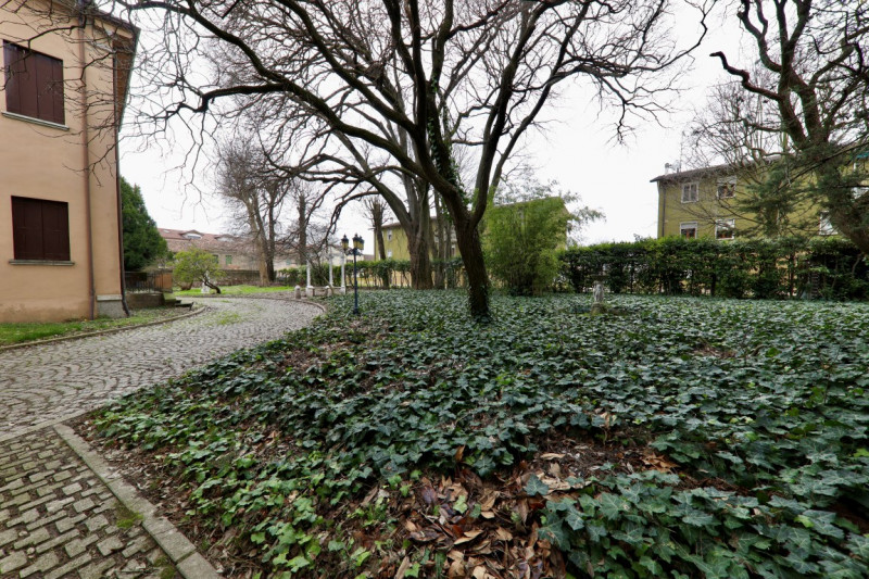 COMPOSIZIONE:
Proponiamo in vendita elegante Villa storica, caratterizzata da spazi ampi e ben di...