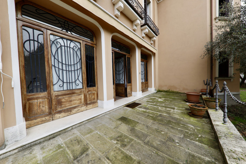 COMPOSIZIONE:
Proponiamo in vendita elegante Villa storica, caratterizzata da spazi ampi e ben di...