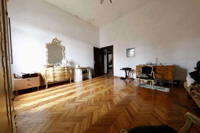 COMPOSIZIONE:
Proponiamo in vendita elegante Villa storica, caratterizzata da spazi ampi e ben di...