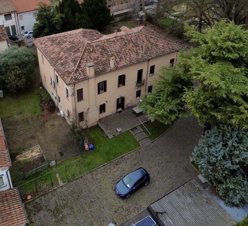 COMPOSIZIONE:
Proponiamo in vendita elegante Villa storica, caratterizzata da spazi ampi e ben di...