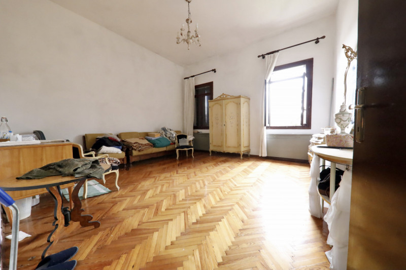 COMPOSIZIONE:
Proponiamo in vendita elegante Villa storica, caratterizzata da spazi ampi e ben di...