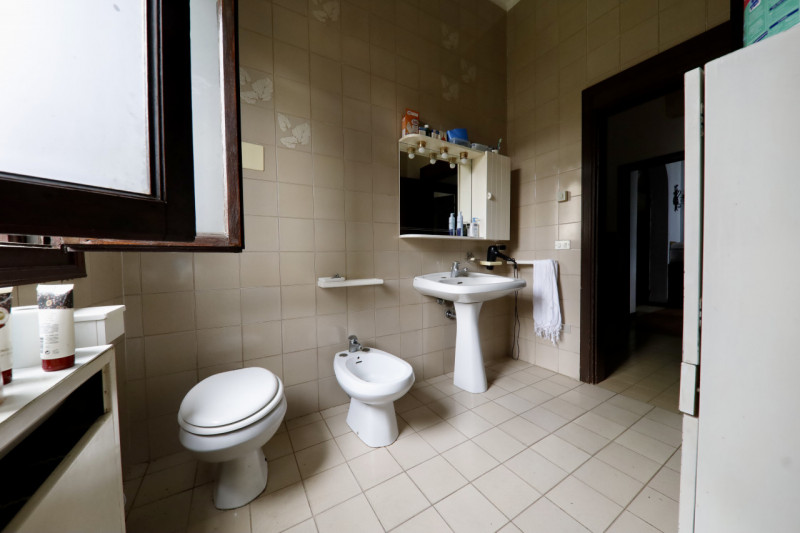 COMPOSIZIONE:
Proponiamo in vendita elegante Villa storica, caratterizzata da spazi ampi e ben di...