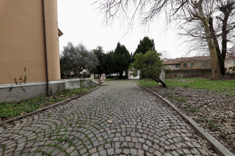 COMPOSIZIONE:
Proponiamo in vendita elegante Villa storica, caratterizzata da spazi ampi e ben di...