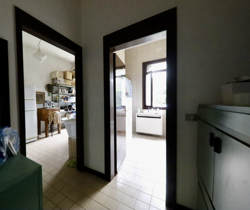 COMPOSIZIONE:
Proponiamo in vendita elegante Villa storica, caratterizzata da spazi ampi e ben di...