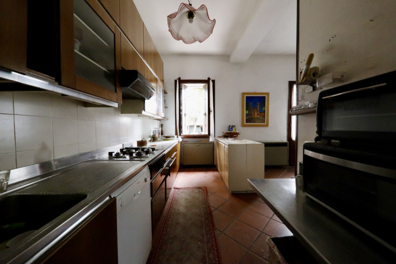 COMPOSIZIONE:
Proponiamo in vendita elegante Villa storica, caratterizzata da spazi ampi e ben di...