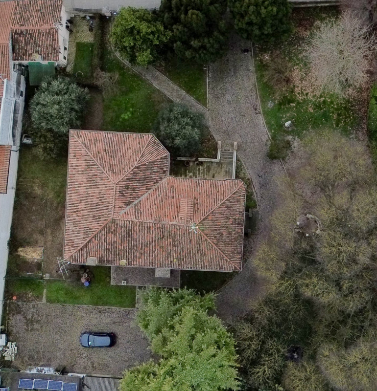 COMPOSIZIONE:
Proponiamo in vendita elegante Villa storica, caratterizzata da spazi ampi e ben di...