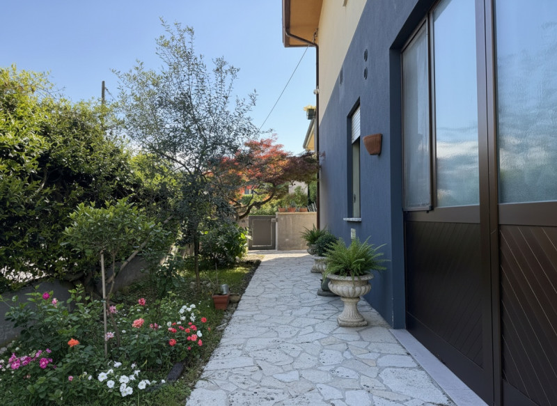 Onara di Tombolo, inserita in un quartiere residenziale caratterizzato dalla massima tranquillità...