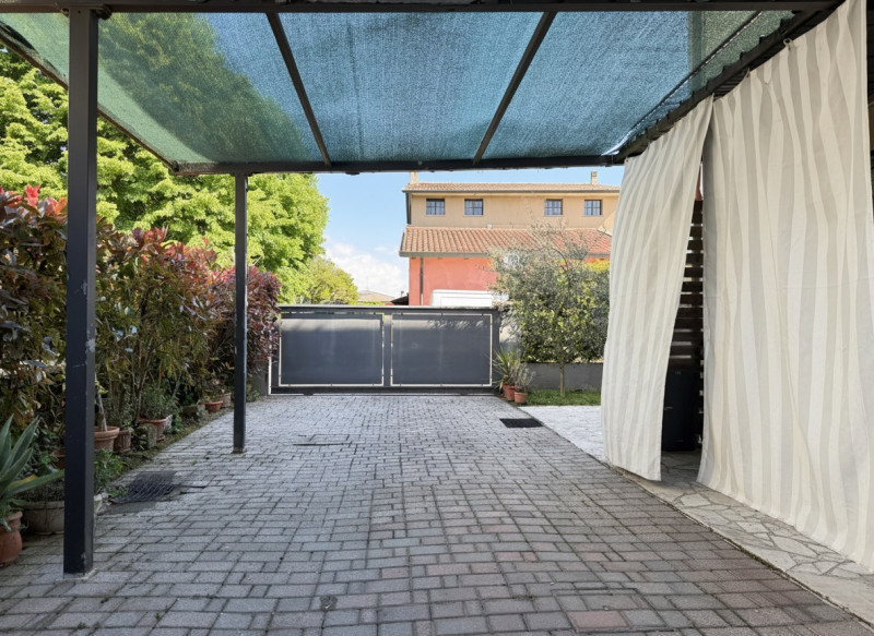 Onara di Tombolo, inserita in un quartiere residenziale caratterizzato dalla massima tranquillità...