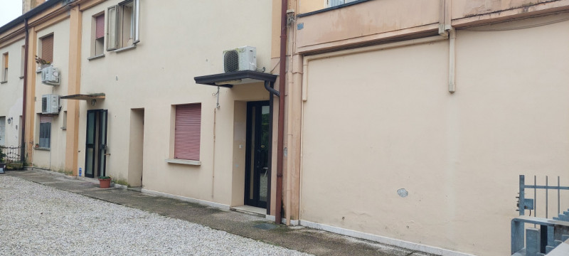 In posizione strategica nel pieno centro di Piazzola sul Brenta proponiamo in affitto ufficio fun...