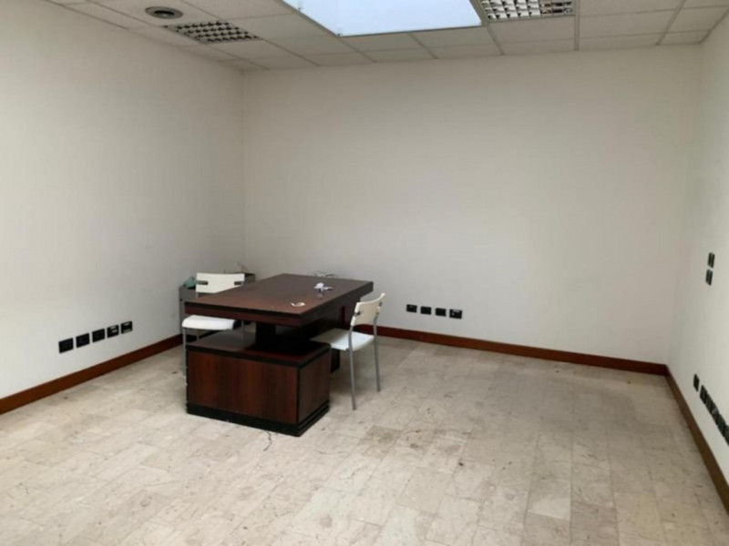 Proponiamo in vendita un ampio ufficio situato al primo piano di un complesso a destinazione terz...
