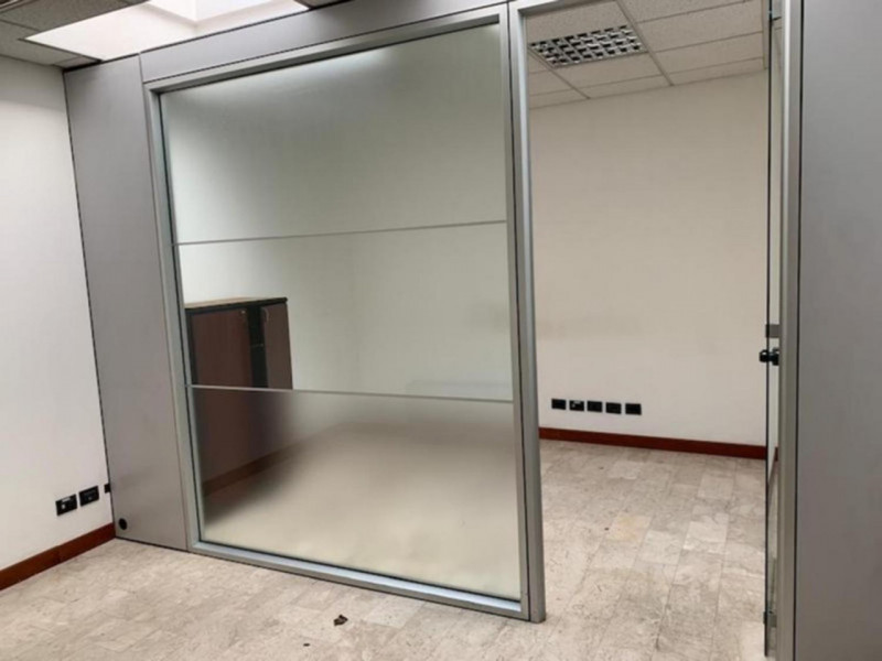 Proponiamo in vendita un ampio ufficio situato al primo piano di un complesso a destinazione terz...