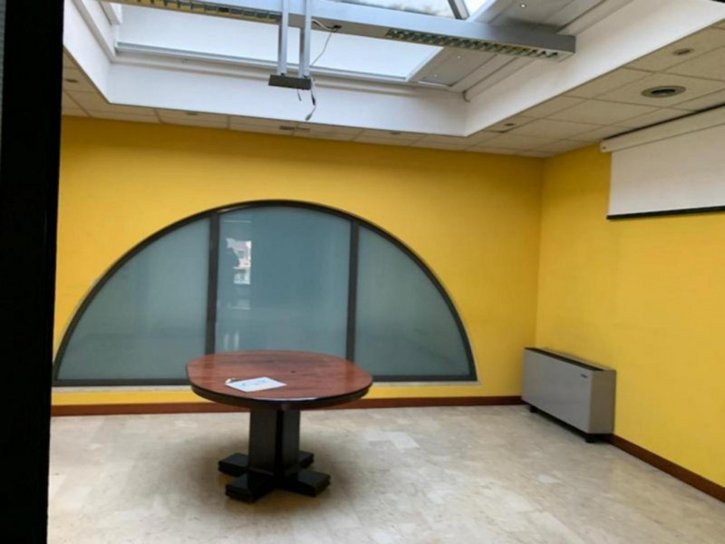 Proponiamo in vendita un ampio ufficio situato al primo piano di un complesso a destinazione terz...